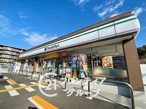 ファミリーマート奈良鶴舞西店 徒歩8分。 580m