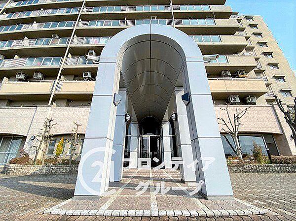 洗練されたデザインのエントランスは、訪れる人に印象的な体験を提供します
