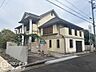 外観：しっかりとした造りの外観は、安心感を与える堅牢なデザインです。長く住み続けられる住まいです。