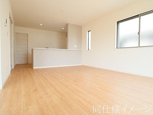 ＼同仕様写真／リビングのフローリング材には、木目や色調など木材特有の風合いがあり、ナチュラルな美しさで、日々の生活に温もりを与えてくれます。