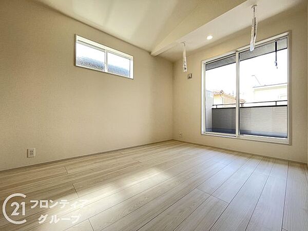 こちらのお部屋はバルコニーに面しており、日当たり、通風ともに良好です！お布団などもサッと干せて便利ですね！