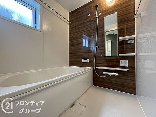 無駄を無くした新形状でしっかり節水。くつろぎの入り心地を実現した『らくエコ浴槽』を採用！床はクリーン床を採用しており、お風呂掃除が楽に行えます。
