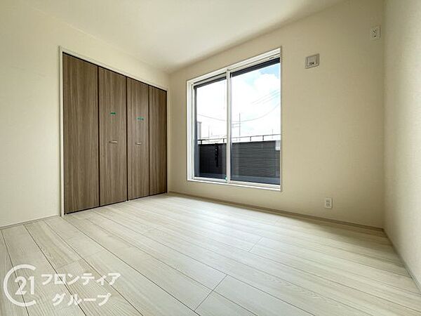 こちらのお部屋はバルコニーに面しており、日当たり、通風ともに良好です！お布団などもサッと干せて便利ですね！