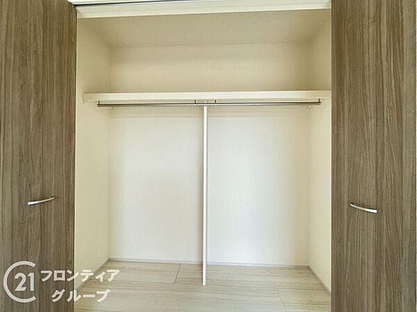 お布団も収納できる広々とした押入れは、季節のものもたくさん収納しておける便利なスペースです！