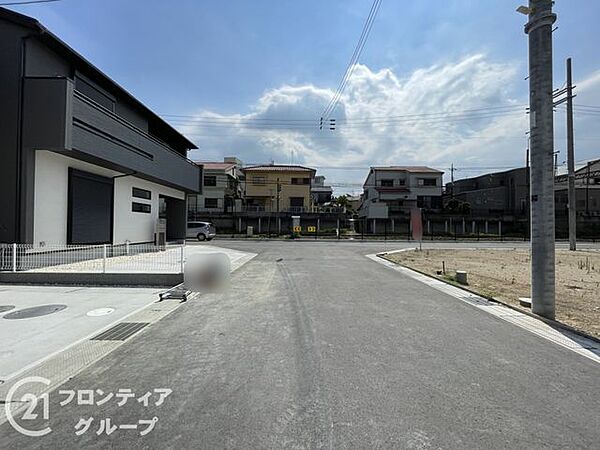 交通量が少なく、静かな前道で落ち着いた生活を提供します。広い道路で、駐車も楽々できる便利な立地です。