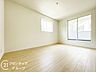 寝室：こちらのお部屋はバルコニーに面しており、日当たり、通風ともに良好です！