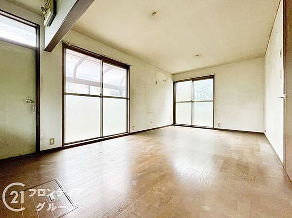 木の温もりを感じる床材が、お部屋全体を優しい印象にしてくれますね！家具の配置もしやすい間取りで、理想の空間作りが捗りそうですね
