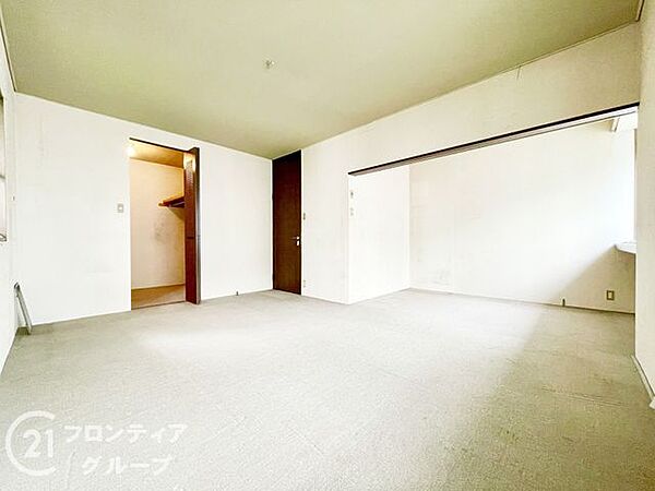 主寝室として十分な広さがあり、大型のベッドも無理なく配置できますよ！シンプルな内装なので、お好みのインテリアが映えますね