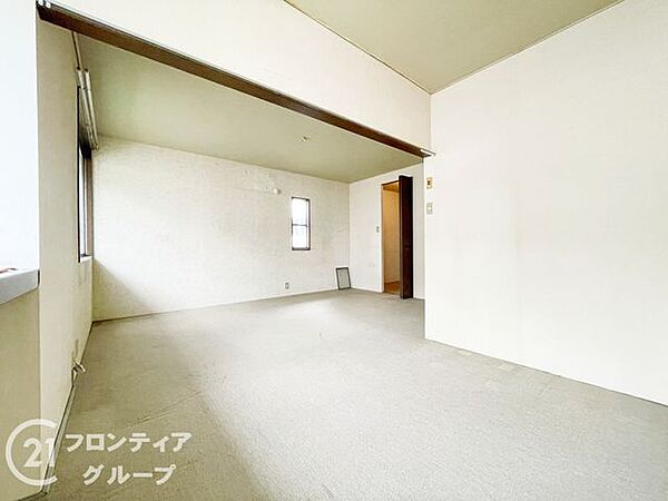 落ち着いた雰囲気の寝室は、一日の終わりに安らぎをもたらします。大きな窓から朝日を浴びて、爽やかに一日をスタートできそうですね