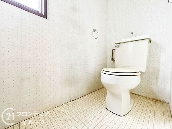窓から明るい光が差し込む、清潔感に満ちたトイレ空間です。毎日使う場所だからこそ、シンプルで掃除がしやすい設計にこだわっています