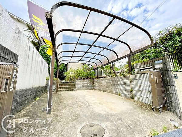 大切なお車を雨風から守る、ゆとりあるカースペース！自転車やバイクを置くスペースとしても活用できる、利便性の高い設計です！