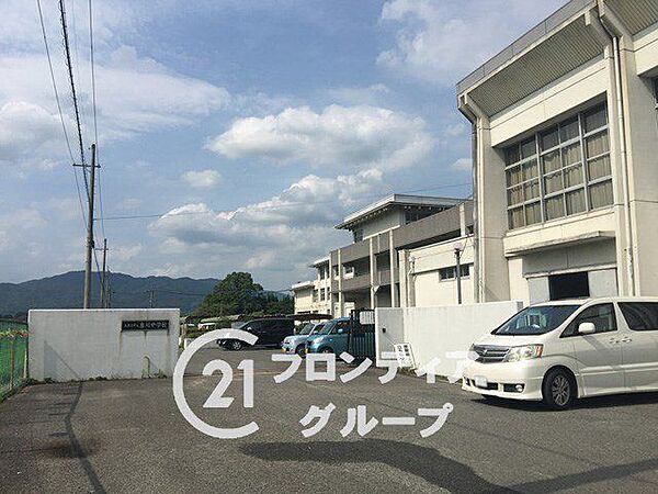 木津川市立泉川中学校 徒歩25分。 1980m