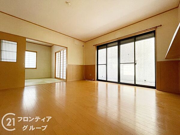木目調のフローリングは温かみがあり、カウンターキッチンからお部屋の様子を見ながらお料理できますね
