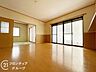 リビング/ダイニング：木目調のフローリングは温かみがあり、カウンターキッチンからお部屋の様子を見ながらお料理できますね