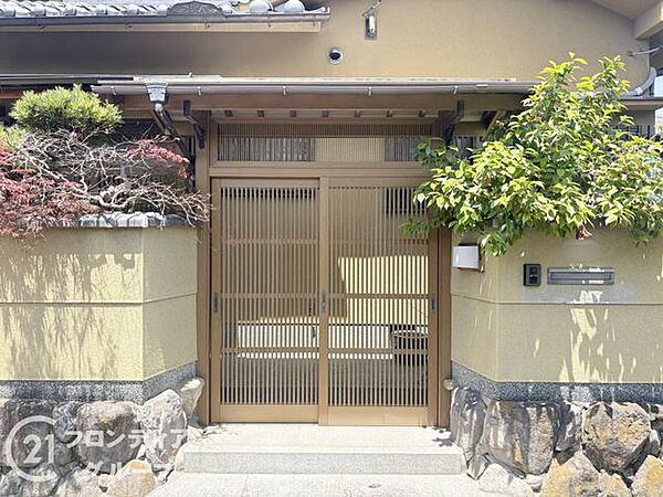 趣のある玄関が、ご家族の帰りをお出迎えしてくれます。