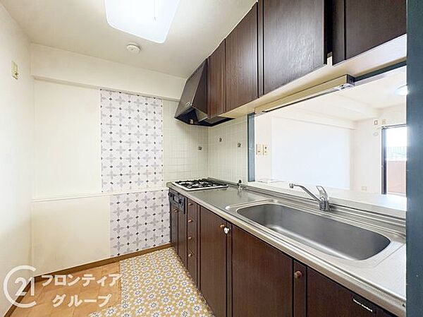毎日使う場所だからこそ、美しさと機能性にはこだわりたいですよね！広々としたワークトップなら、お子様と一緒に料理を楽しんだり、本格的なおもてなし料理に挑戦したりするのもスムーズに進みそうです