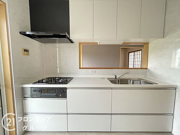 機能的な設備に整えられたシステムキッチンは、まるでおしゃれなカフェのようです。広々としたワークトップでお料理も捗りますし、リビングを見渡せる開放的な設計が家事の時間を楽しくしてくれます