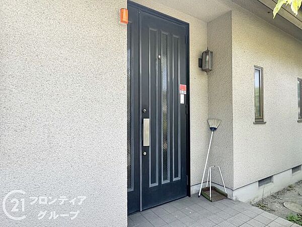屋根があり使いやすい玄関で、家族全員が快適に利用できる空間です。