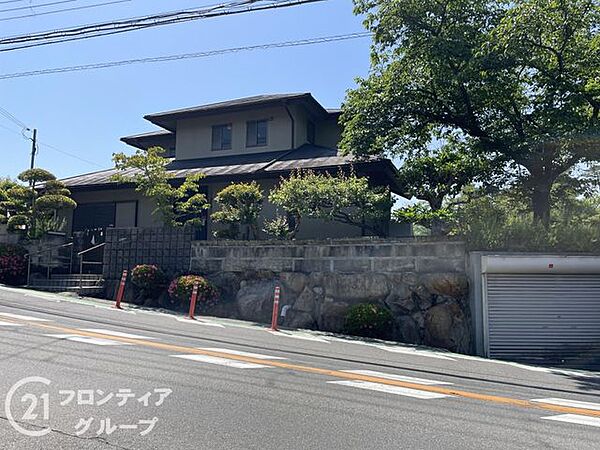 幅広い道路が確保されており、車の出入りがスムーズに行えます。周辺環境も整備されており、快適な生活をサポートします。