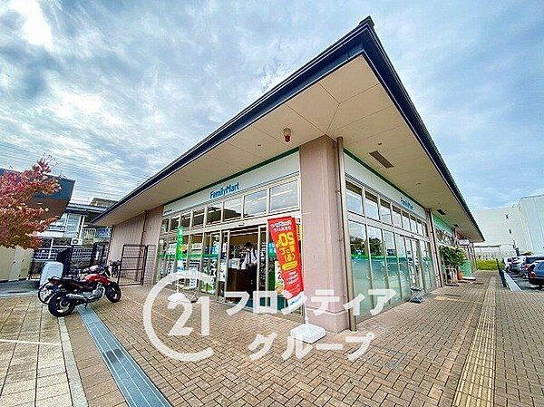 ファミリーマート近鉄あやめ池駅前店 徒歩7分。 560m