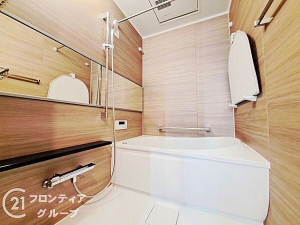 浴室は広々としており、リラックスできる空間を提供します。快適なバスタイムを楽しめる設備が整っています。