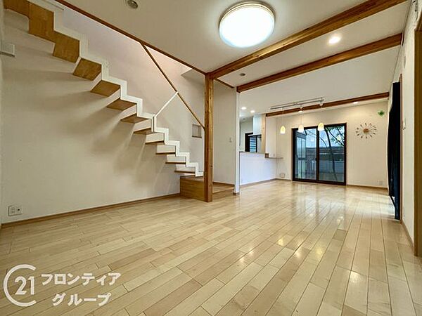 広々としたリビングで、明るい日が差し込みます！