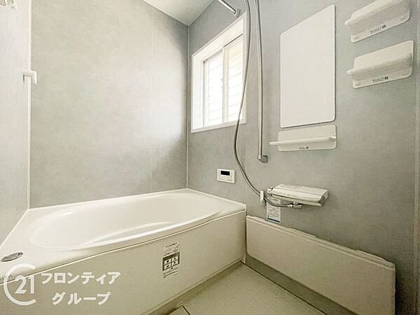 広々としたバスルームで、心地よいリラックスタイムを楽しめます。快適な空間で、日々の疲れを癒す贅沢な時間を提供します。
