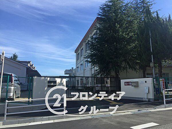 奈良市立鳥見小学校 徒歩10分。 740m
