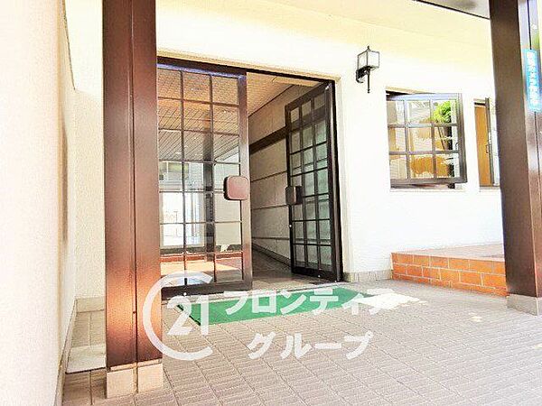 マンションのエントランスは、住まう方々を迎える洗練された空間です。日常の出入りを快適にするための工夫がされています。