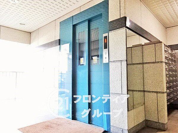 エレベーターホールは、住民の皆様が快適に移動できるよう設計されています。広々としたスペースは、混雑時でもスムーズな乗降を可能にします。