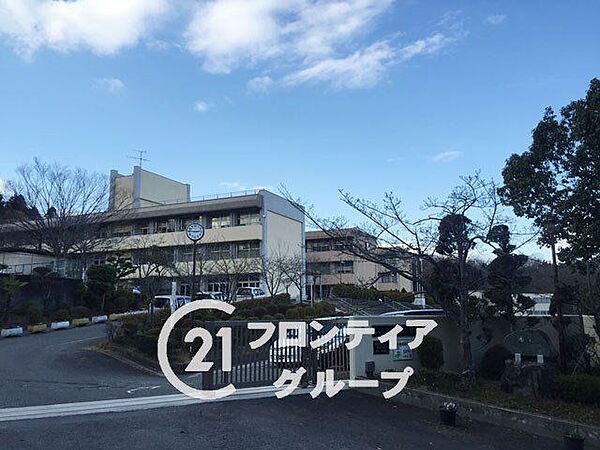 生駒市立俵口小学校 徒歩9分。 650m