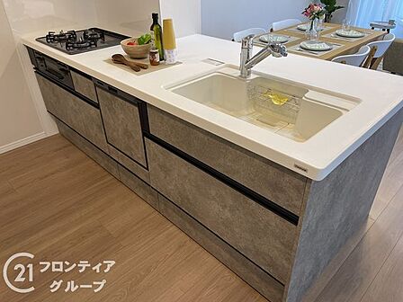 対面カウンターで、家族とコミュニケーションを取りながら料理ができるキッチンです