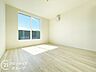 寝室：こちらのお部屋はバルコニーに面しており、日当たり、通風ともに良好です！お布団などもサッと干せて便利ですね