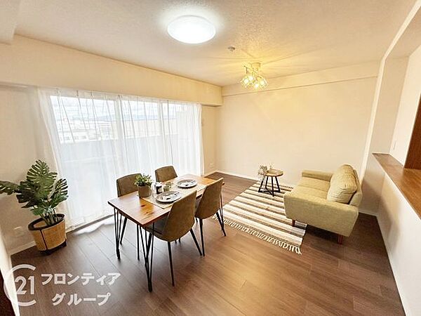 広々としたリビングで、明るい日が差し込みます！家族団らんの時間をゆったりと過ごせます！