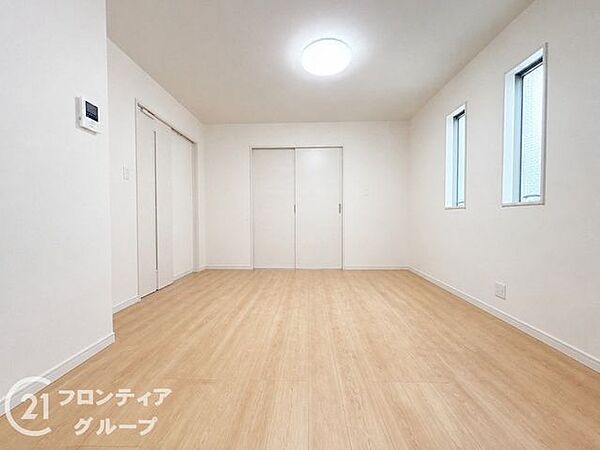 リビングは、広々とした空間で、家族や友人との時間を楽しむのにぴったりです。快適な居住空間を提供します。