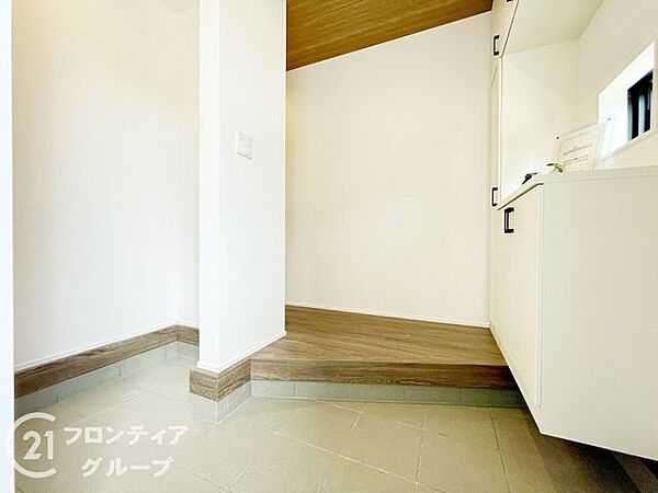 素敵なデザインの玄関ドアは、断熱性に優れた省エネ仕様