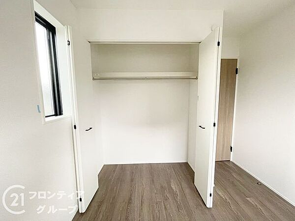 素敵なデザインの玄関ドアは、断熱性に優れた省エネ仕様