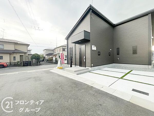 前道が広く、駐車も楽々できる便利な立地です。安全性を考慮した設計で、安心してお子様が遊べます。