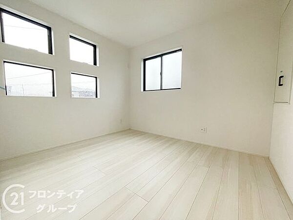 子ども部屋や寝室に用途多彩な明るい洋室
