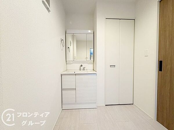 収納たっぷりのキャビネットは、使いやすく清潔感のある洗面室に！
