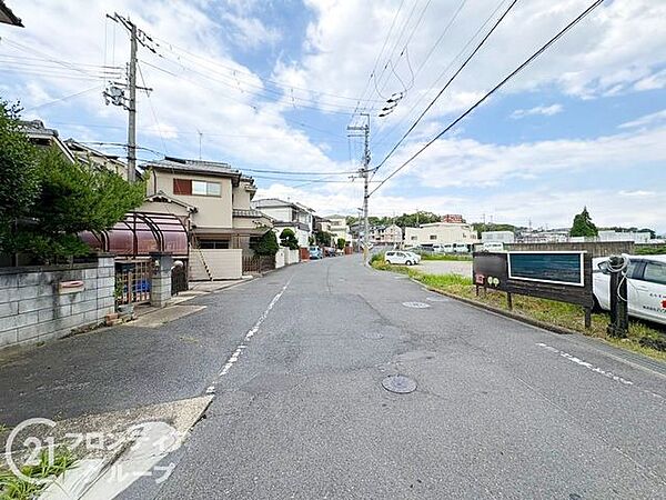 前道が広々としており、来客時にも安心して駐車できます。整備された道路で、車の出し入れがスムーズです。