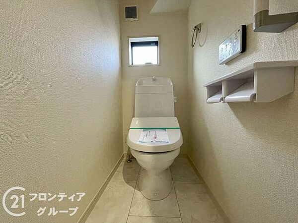 便器にふちがなく、汚れが隠れて見えない部分が極端に少なくなっており、お手入れも楽々！スピーディでパワフルな洗浄力を実現しています！