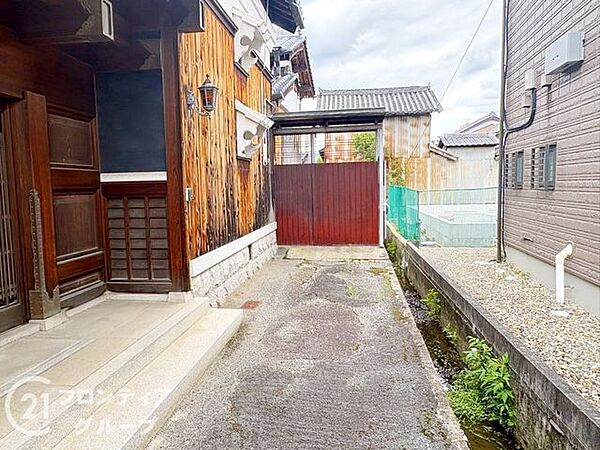 敷地内を有効活用した機能的なカースペース！愛車を身近に感じられる安心の動線で、週末のレジャーや日々の送り迎えなどアクティブな暮らしを支える頼もしい空間！