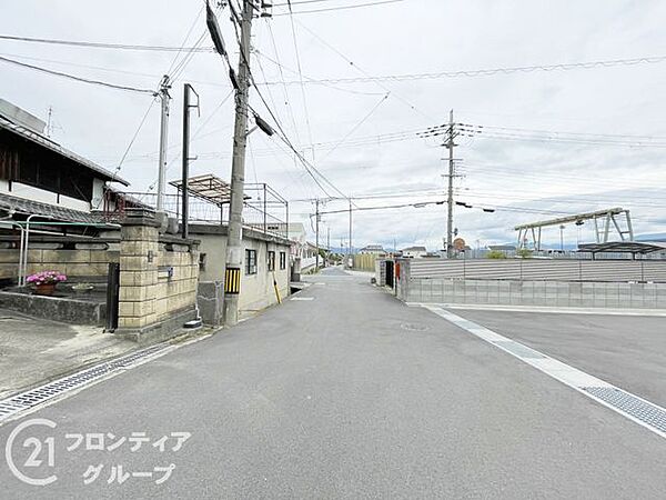 前道が整備されており、快適なアクセスを実現します。交通量の少ない環境で、静かに暮らせる住まいです。