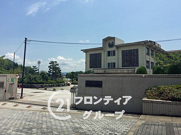 木津川市立木津川台小学校 徒歩9分。 670m