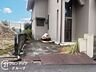 駐車場：広々としたスペースで車の出し入れがスムーズに行えます。