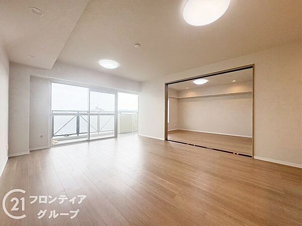 窓からの明るい光がリビング全体を優しく包み込んでいて、とても暖かみのある空間ですね！家族が自然と集まりたくなるような開放感があり、ゆったりとした時間の流れを感じることができそうですね！