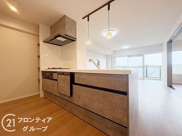洗練された木目調のデザインが空間に品格をもたらします。カウンター越しに広がる開放的な景色を眺めながら、上質なプライベートタイムを楽しむことができます。充実の設備で料理の時間がより一層華やぎます