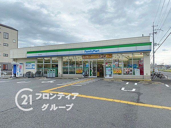 ファミリーマート京田辺草内店 徒歩5分。 400m