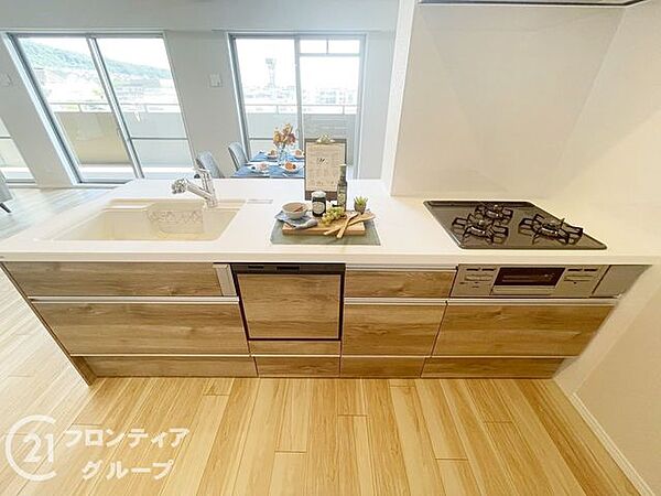 木目調のデザインが温かみを添える、機能美を追求したシステムキッチン。作業スペースを広く確保しているため、毎日のお料理もスムーズに。使い勝手の良さと上質な質感を両立させたこだわりの調理空間です